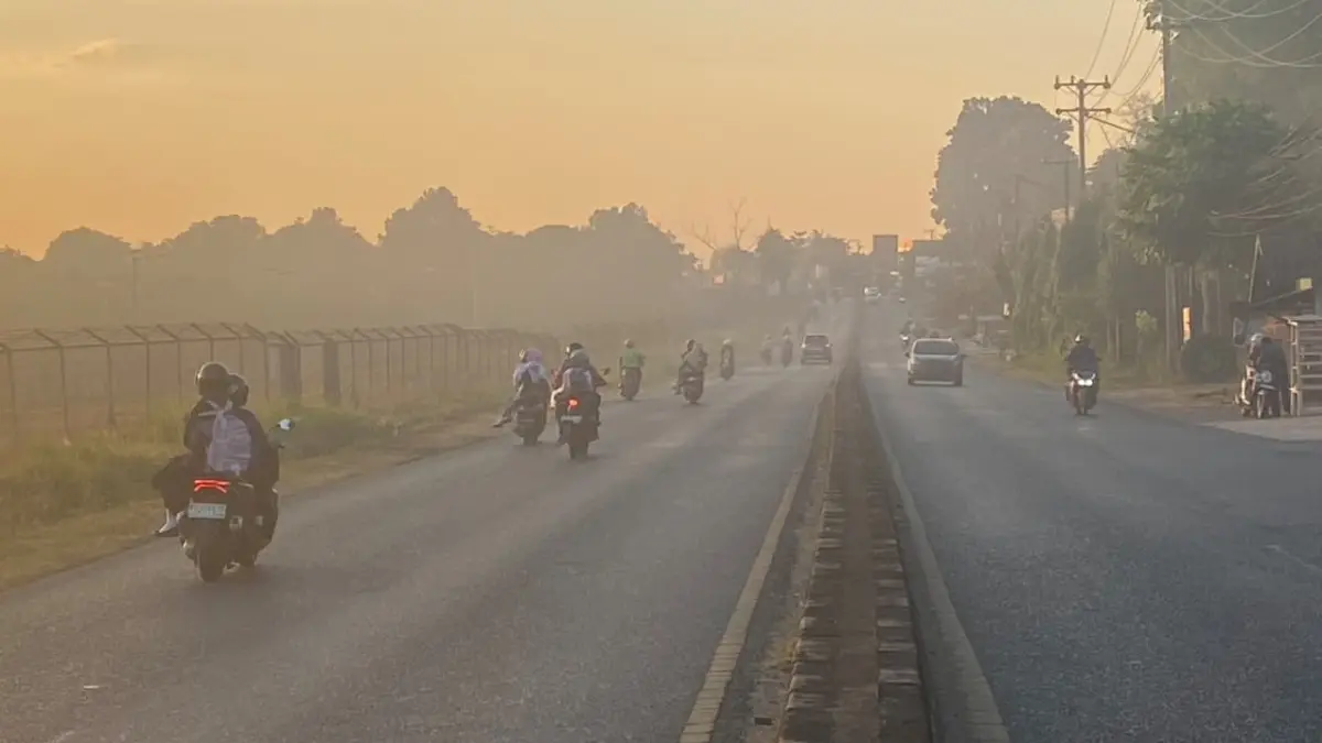 KABUT ASAP: Kabut asap menyelimuti Jalan Ahmad Yani kawasan Landasan Ulin hingga Liang Anggang, Banjarbaru, Selasa (21/7) pagi. (Foto: FADLAN ZAKIRI/RADAR BANJARMASIN)