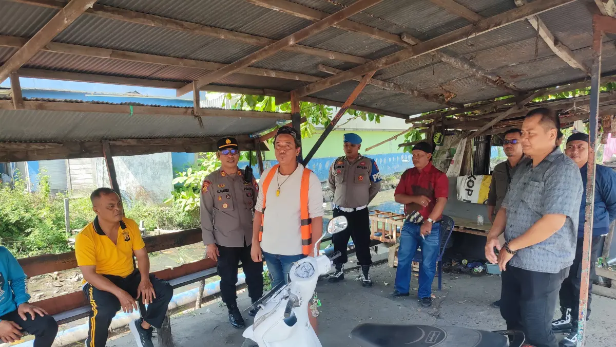 Kapolsek Banjarmasin Utara, AKP Sunardi berdialog dengan di Kelurahan Sungai Miai Dalam, Selasa (21/7). (Polsek Banjarmasin Utara)