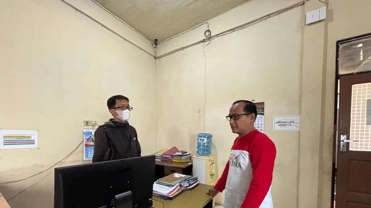 MENINJAU: Kepala Diskopumker Banjarmasin, Machli Riyadi meninjau posko pengaduan THR pasca Idul Fitri 2026 lalu. (Zulvan Rahmatan/Radar Banjarmasin)