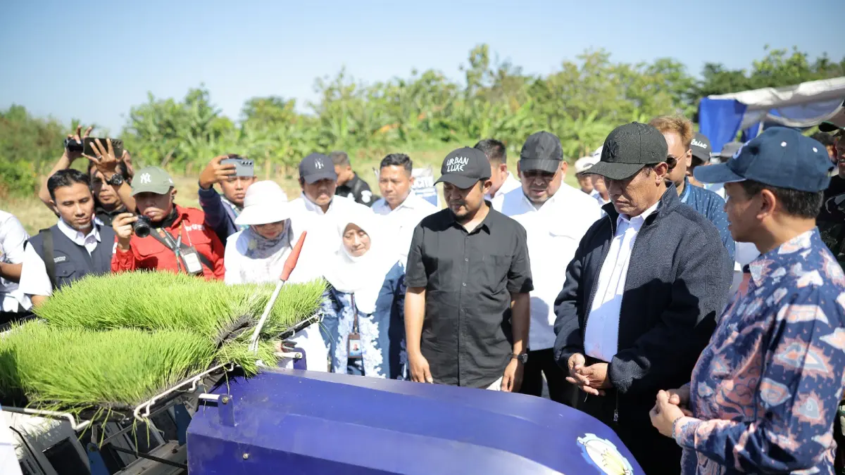 MUTAKHIR: Mentan Amran menyaksikan alat pertanian inovatif dari ITS.(Foto: Kementan)