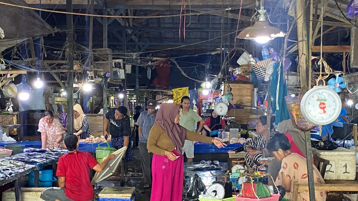 NORMAL: Kondisi Pasar Kemakmuran Kotabaru ditengah musim Tenggara.&nbsp;
Foto: Jumain/ Radar Banjarmasin. &nbsp;