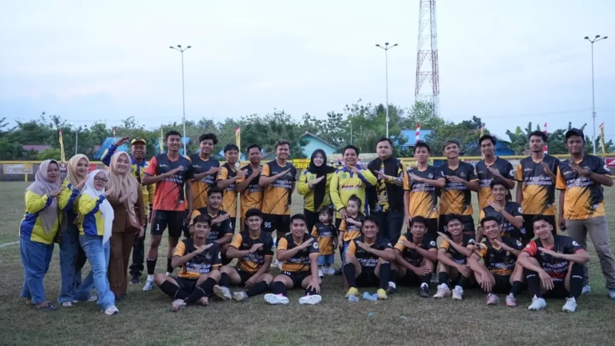 PEMBUKA: Daya tarik utama pertandingan pembuka ini hadirnya penjaga gawang Barito Putera, Nor Halid, yang memperkuat 69 FC