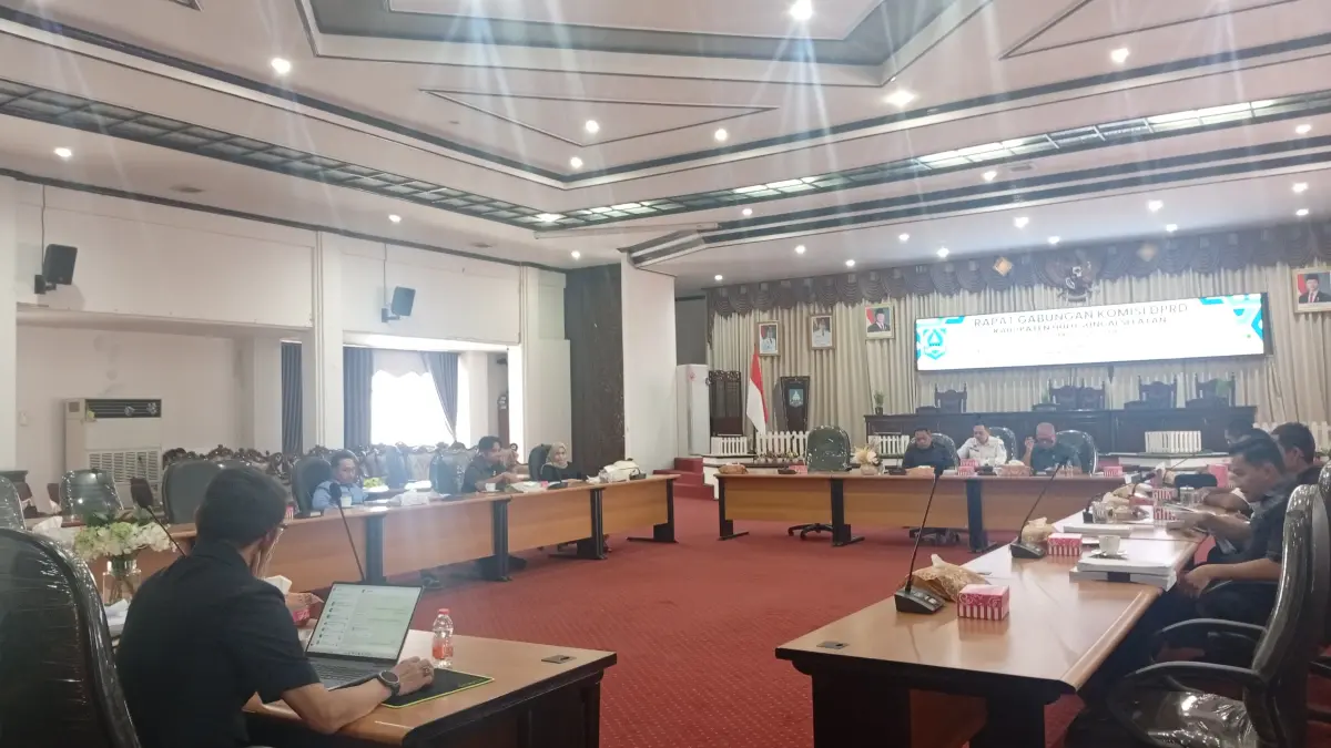 PERTAJAM: DPRD HSS pertajam isi Raperda Pengelolaan Barang Milik Daerah dalam Rapat Gabungan Komisi Rabu (22/7/2026). (Foto: M Padil Ihsan/Radar Banjarmasin)&nbsp;