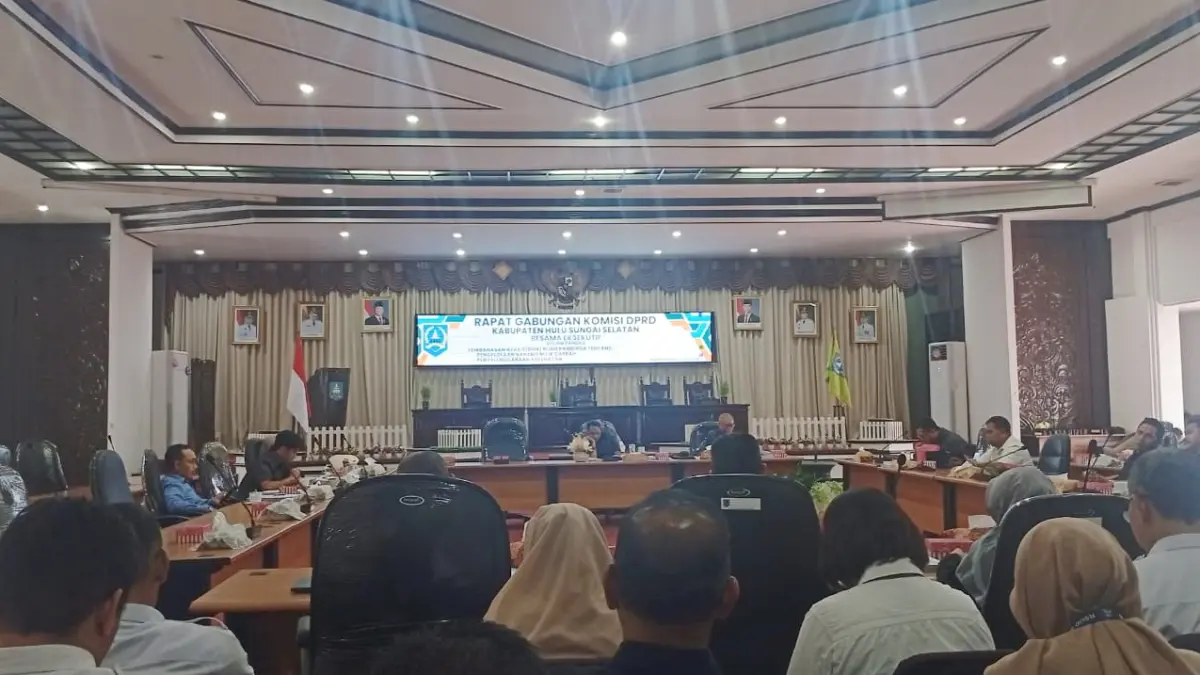 PERTAJAM: DPRD HSS pertajam isi Raperda Penyelenggaraan Kesehatan dalam Rapat Gabungan Komisi Rabu (22/7/2026). (Foto: M Padil Ihsan/Radar Banjarmasin)&nbsp;