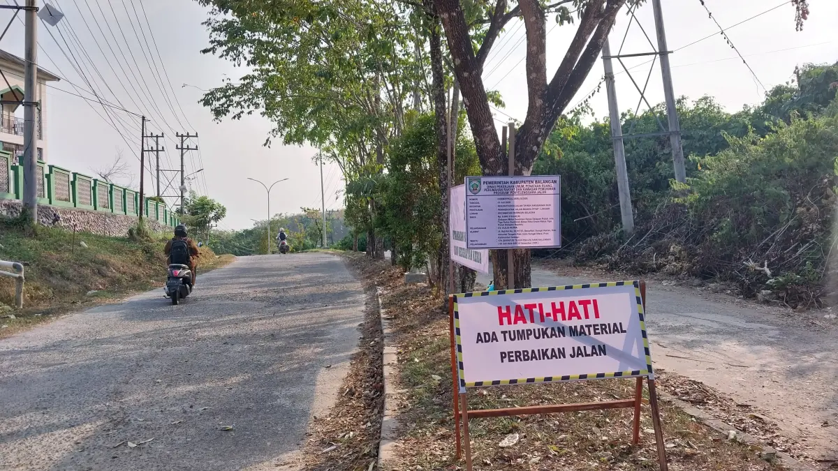 PEROMBAKAN JALAN: Kondisi ruas jalan Muara Pitap-Lingsir di Kabupaten Balangan yang saat ini mulai dirombak total oleh Dinas PUPR Perkim setempat. Selama proyek berlangsung, pengendara diimbau untuk mengurangi kecepatan. (Martino untuk Radar Banjarmasin)