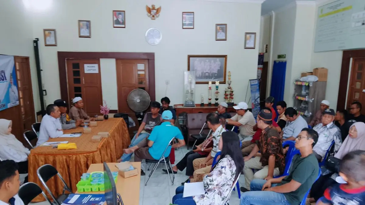 Sekretaris RT 14 dan beberapa warganya ketika mendatangi Kantor Kelurahan Pemurus Baru untuk mempertanyakan penyaluran bantuan pangan yang dinilai tidak tepat sasaran.(Foto: Endang Syarifuddin/Radar Banjarmasin)