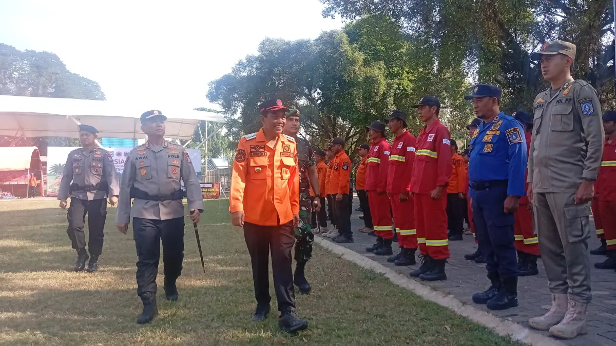 SIAGA: Bupati HSS H. Syafrudin Noor cek kesiapan personel gabungan penanganan karhutla. (Foto: M Padil Ihsan/Radar Banjarmasin)&nbsp;