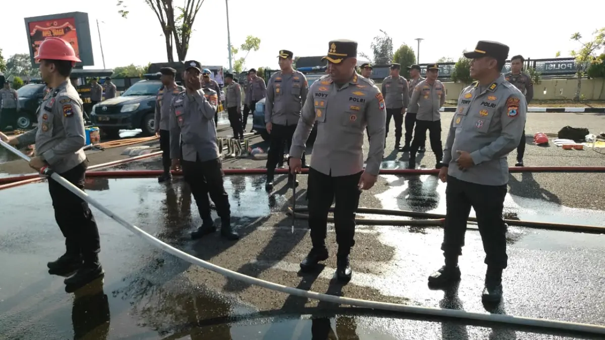 SIMULASI: Kapolres Tanah Bumbu AKBP Novy Adi Wibowo meninjau simulasi penanganan karhutla usai Apel Kesiapsiagaan Personel dan Sarana Prasarana di Mapolres Tanah Bumbu, Batulicin, Rabu (22/7). (Foto: Zulqarnain/Radar Banjarmasin)