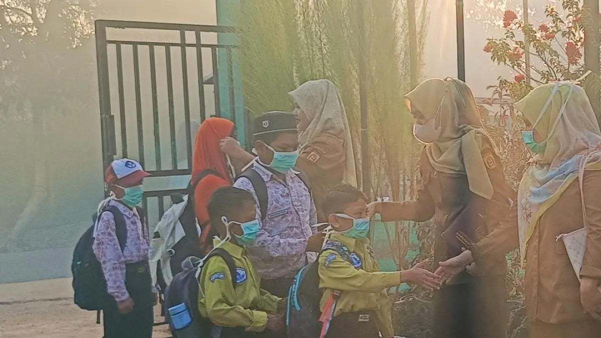 Siswa sekolah di Banjarbaru menggunakan masker menghindari paparan dampak Karhutla. (sheilla/radar banjarmasin)&nbsp;

