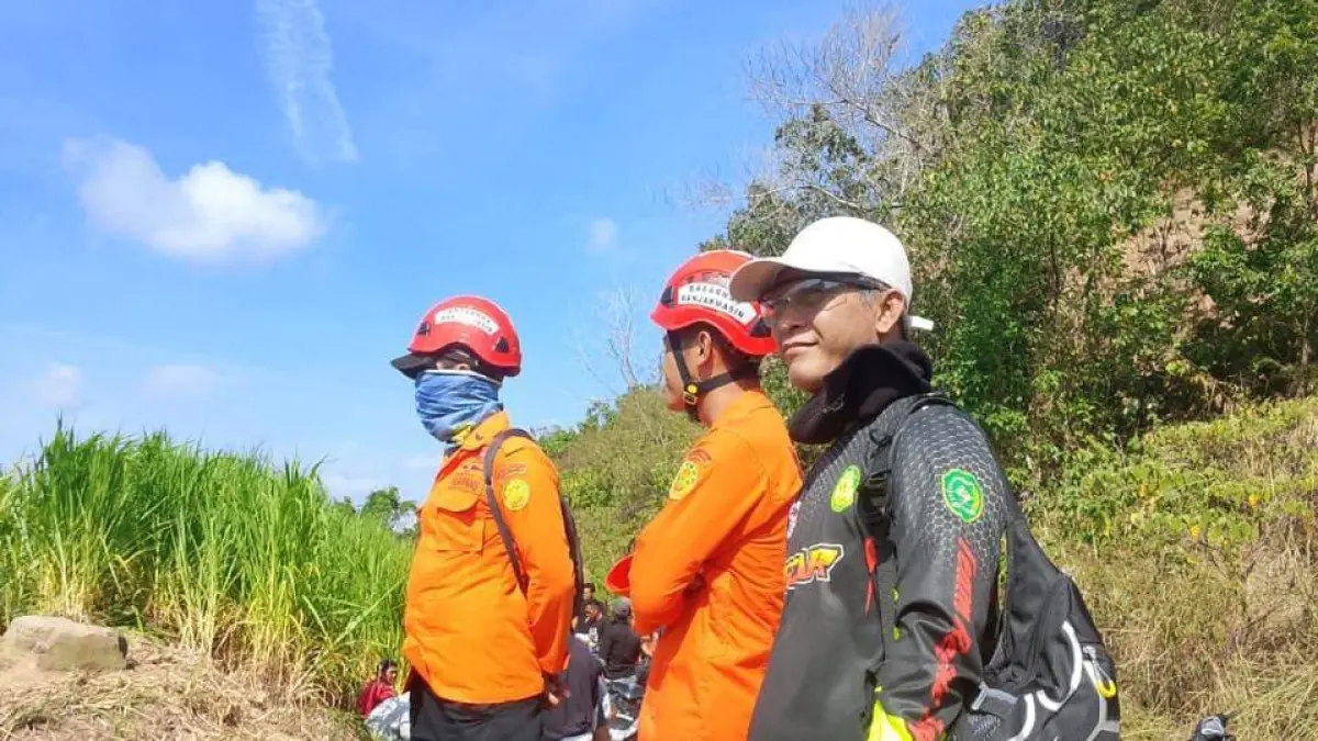 TERUS CARI: Relawan gabungan saat melakukan pencarian di area sekitar korban hilang.
Foto Team Rescue Tapin&nbsp;