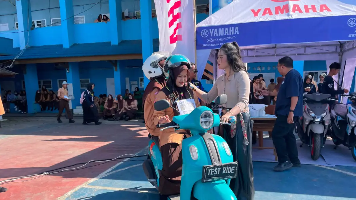 TEST RIDE: Siswi SMAN 2 Banjarmasin mencoba mengendarai Yamaha Fazzio.