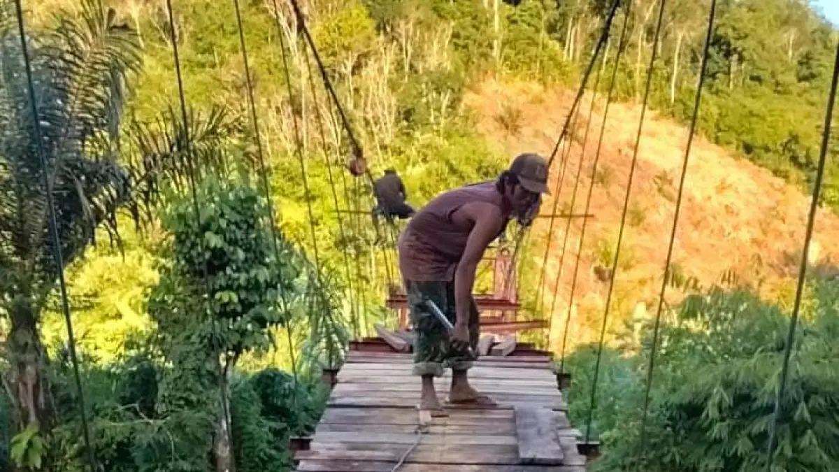AKSES PERTANIAN: Wujud Jembatan Garuda di Desa Dayak Pitap, Kecamatan Tebing Tinggi yang baru selesai dibangun untuk menggantikan fasilitas lama yang putus akibat banjir bandang. (foto: Serka Romanus untuk Radar Banjarmasin)