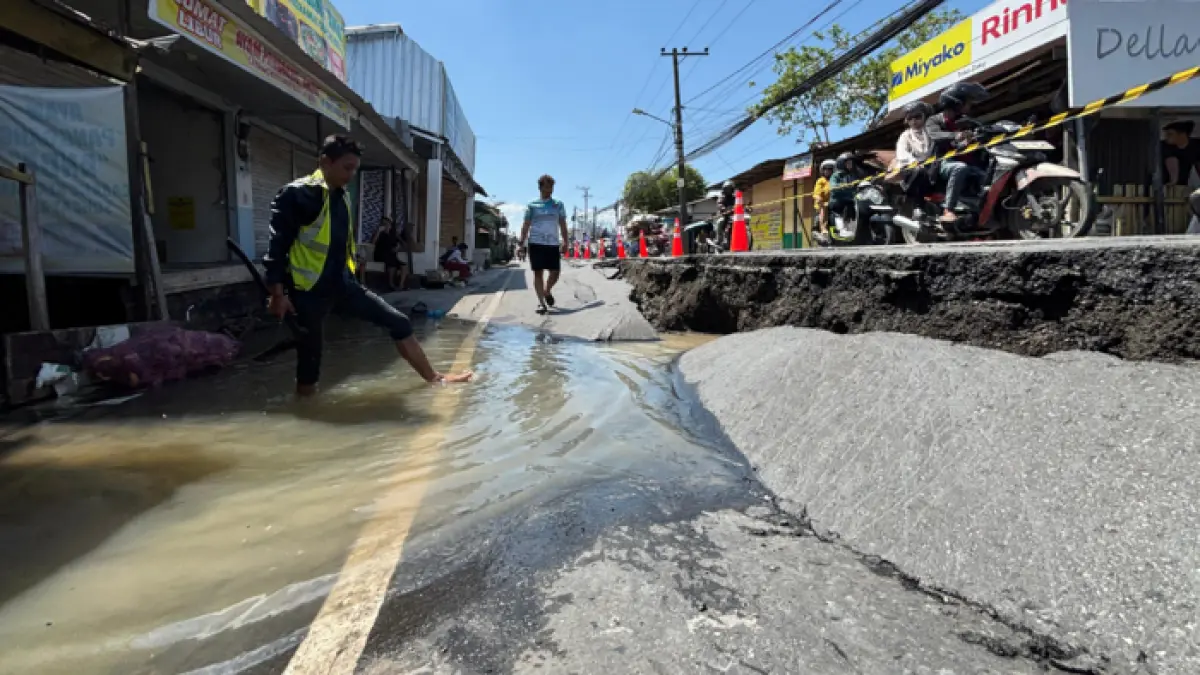 AMBLES: Suasana di lokasi amblasnya Jalan Veteran, Sungai Lulut, Banjarmasin Timur.