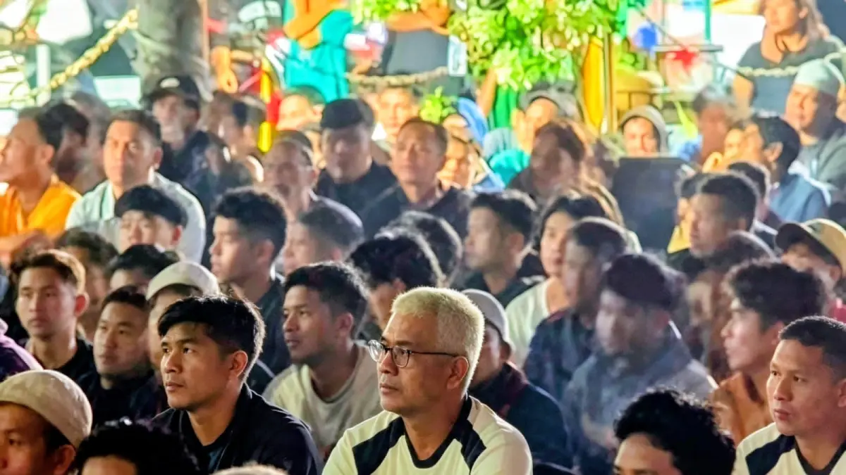 BERBAUR: Wakil Bupati HSU, Hero Setiawan (tengah) ikut nonton bareng (nobar) partai final Piala Dunia 2026 bersama warga di halaman Pemkab HSU, Senin (20/7/2026).(Foto: Pemkab HSU)&nbsp;