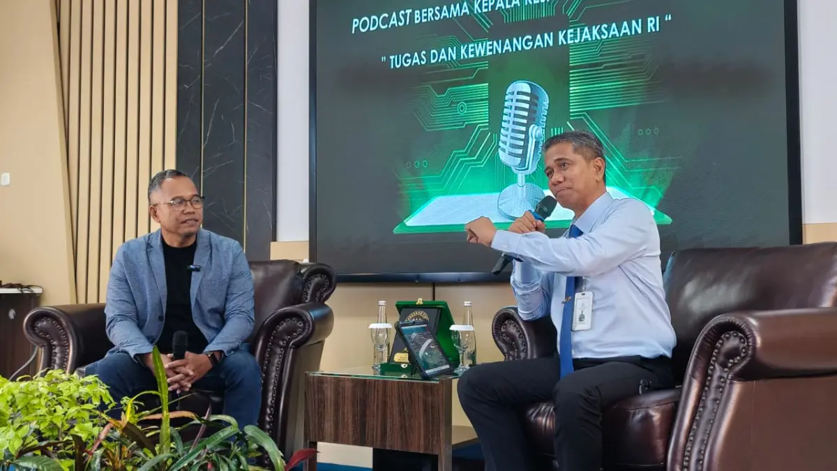 BERBINCANG: Kepala Kejaksaan Tinggi (Kajati) Kalimantan Selatan Tiyas Widiarto (kanan) berbincang bersama Wakil Direktur Radar Banjarmasin Toto Fachrudin (kiri) dalam podcast di Kantor Kejati Kalsel, Banjarbaru, Kamis (23/7).