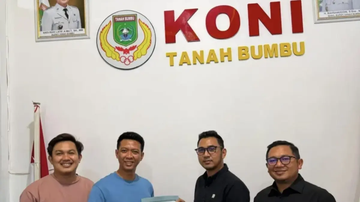 BERGABUNG: Pengurus ORADO Tanah Bumbu menyerahkan SK kepengurusan kepada KONI Tanah Bumbu sebagai awal sinergi pembinaan olahraga domino. (Foto: ORADO Tanah Bumbu untuk Radar Banjarmasin)