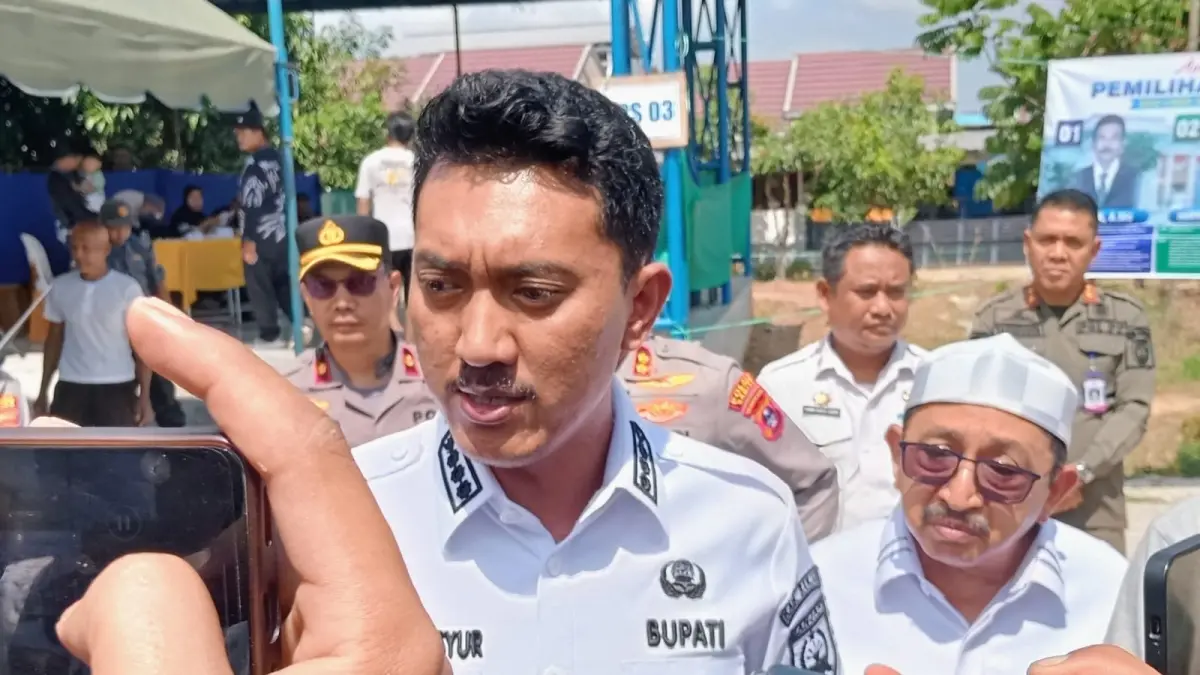 BERI KETERANGAN: Bupati Banjar H Saidi Mansyur memberikan keterangan terkait penyidikan dugaan korupsi proyek RS Tipe D di Kecamatan Gambut, Rabu (22/7). ( Foto: M Fadlan Zakiri)