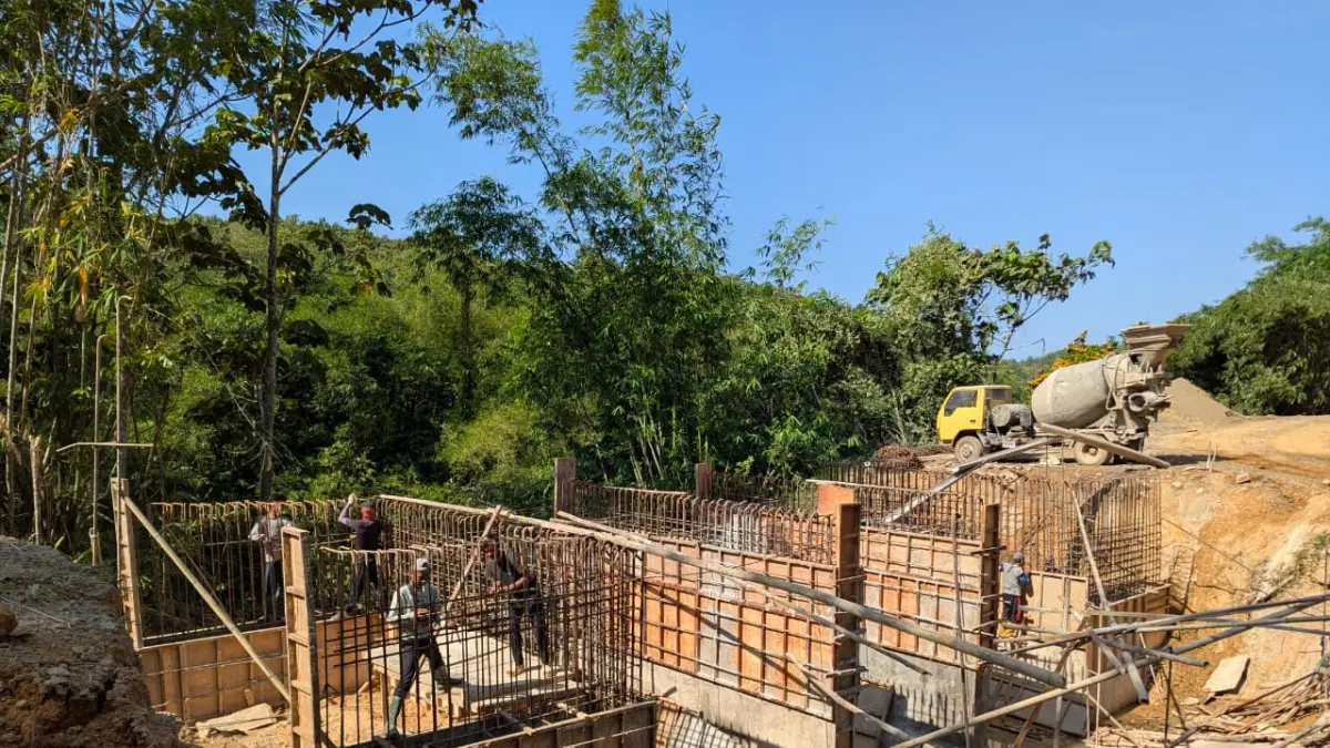 BERJALAN: Proyek Pembangunan Jembatan dan Pelebaran Jalan di Malilingin terus berjalan dan hampir selesai.(Foto: DPMDPPPA HSS)&nbsp;