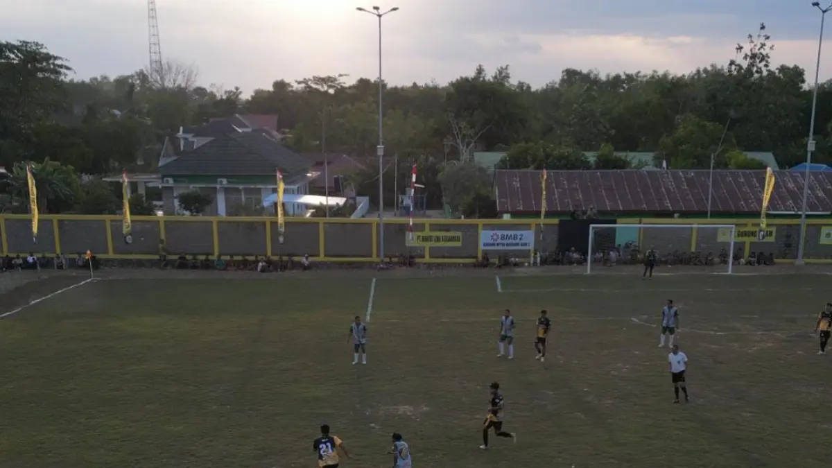 BERJALAN: Turnamen Bupati Cup 2026 di Lapangan Sepakbola Salam Babaris masih berjalan, di mana ada beberapa pemain profesional yang ikut meramaikan.
Foto Prokopim Setda Tapin&nbsp;