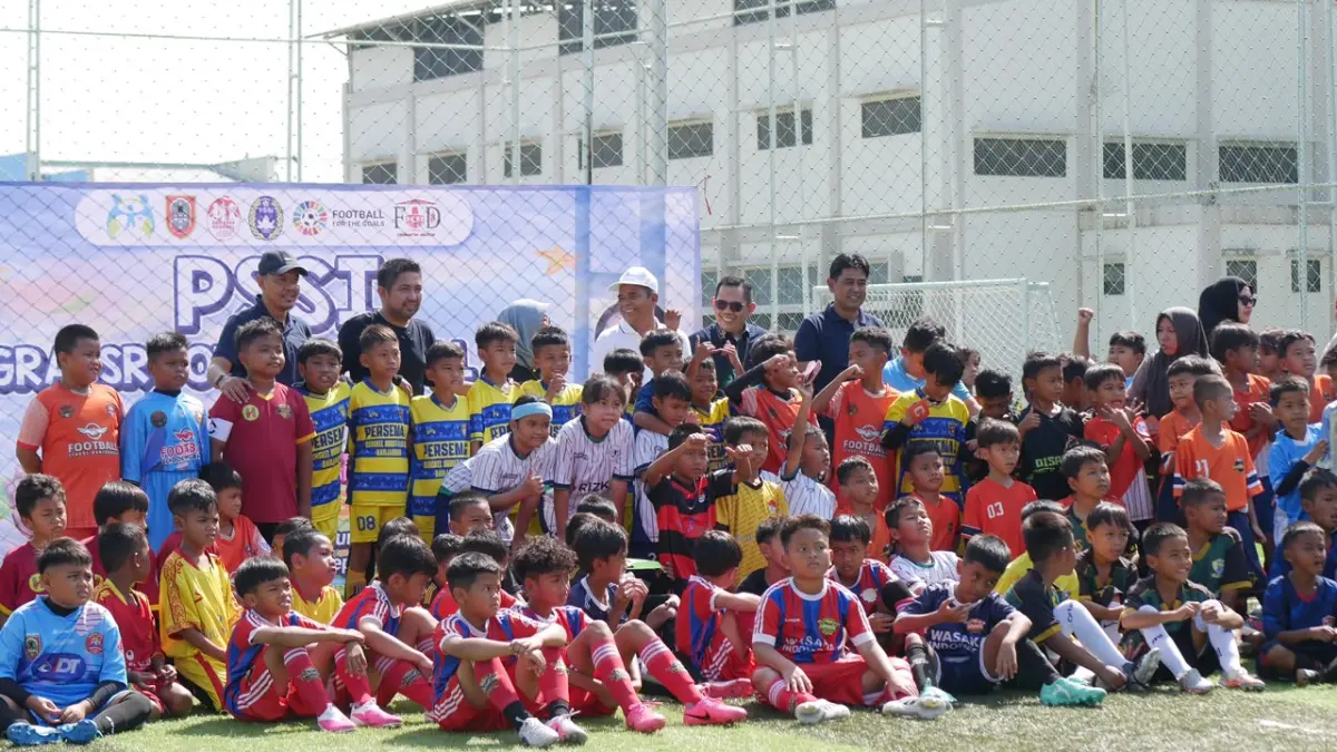 Foto bersama para peserta dan pelaksana Grassroots Football Day 2026 dalam rangka memperingati Hari Anak Nasional, Kamis (23/7/2026).