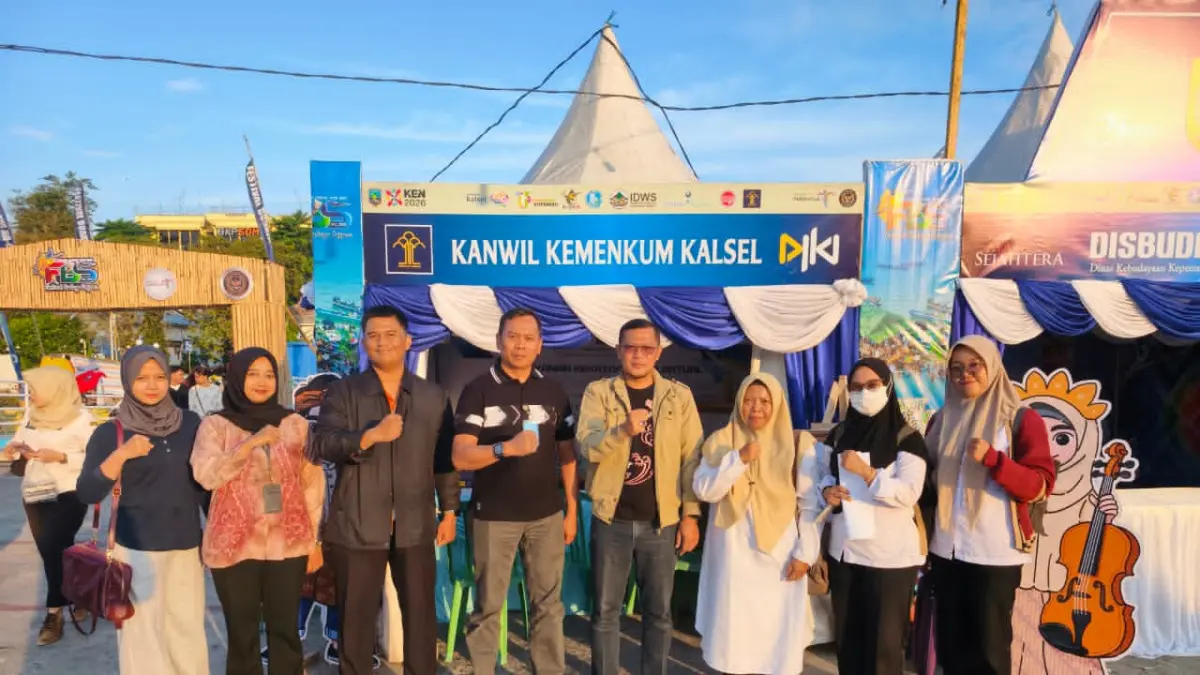 Jajaran Kanwil Kemenkum Kalsel berfoto di depan stand Kanwil Kemenkum Kalsel di Bazzar Ekraf