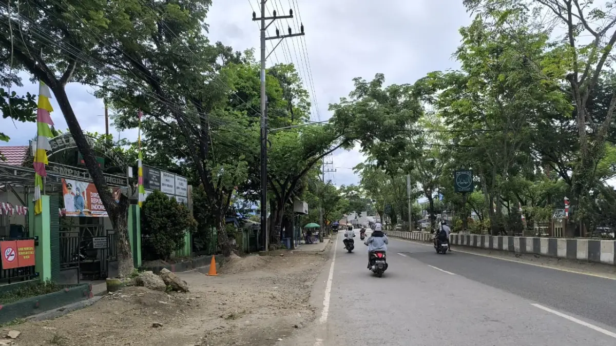 JALUR RAWAN: Kondisi lalu lintas di kawasan Jalan A Yani depan SDN Batu Piring yang menjadi perhatian Forum LLAJ Balangan menyusul tingginya aktivitas penyeberangan siswa menuju masjid.