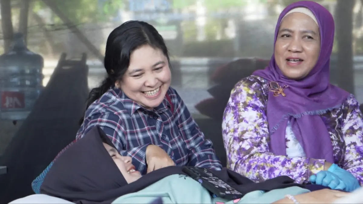 AKSI SOSIAL: Perwakilan Arutmin, Diana Puspita (kiri), bersama Perwakilan UTD RS Idaman Banjarbaru, Rosidah (kanan) mendampingi salah satu pendonor dalam kegiatan bakti sosial “Arutmin Donor Darah” di Museum Lambung Mangkurat, Banjarbaru, Kamis (23/7).(Foto-foto: PT Arutmin Indonesia)&nbsp;