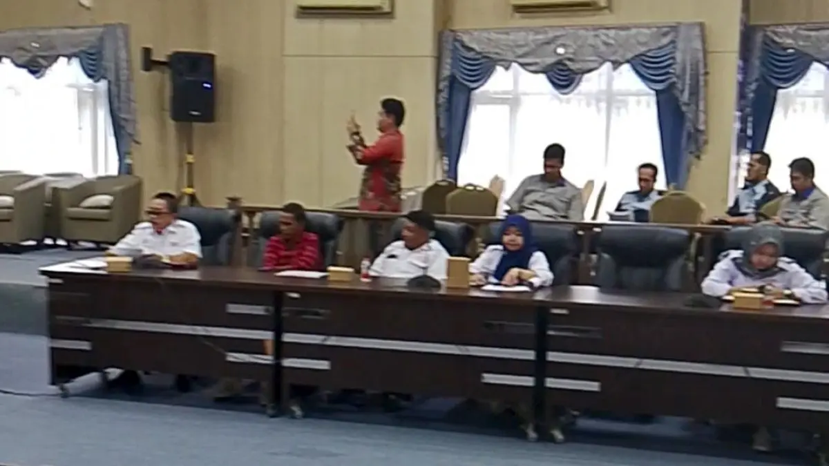 Ketua DPC SPSI Kota Banjarmasin Sumarlan bersama pengurus dan anggota menyampaikan aspirasi terkait RUU Ketenagakerjaan kepada Wakil Ketua DPRD Kota Banjarmasin Muhammad Isnaini, Kamis (23/7/2026).