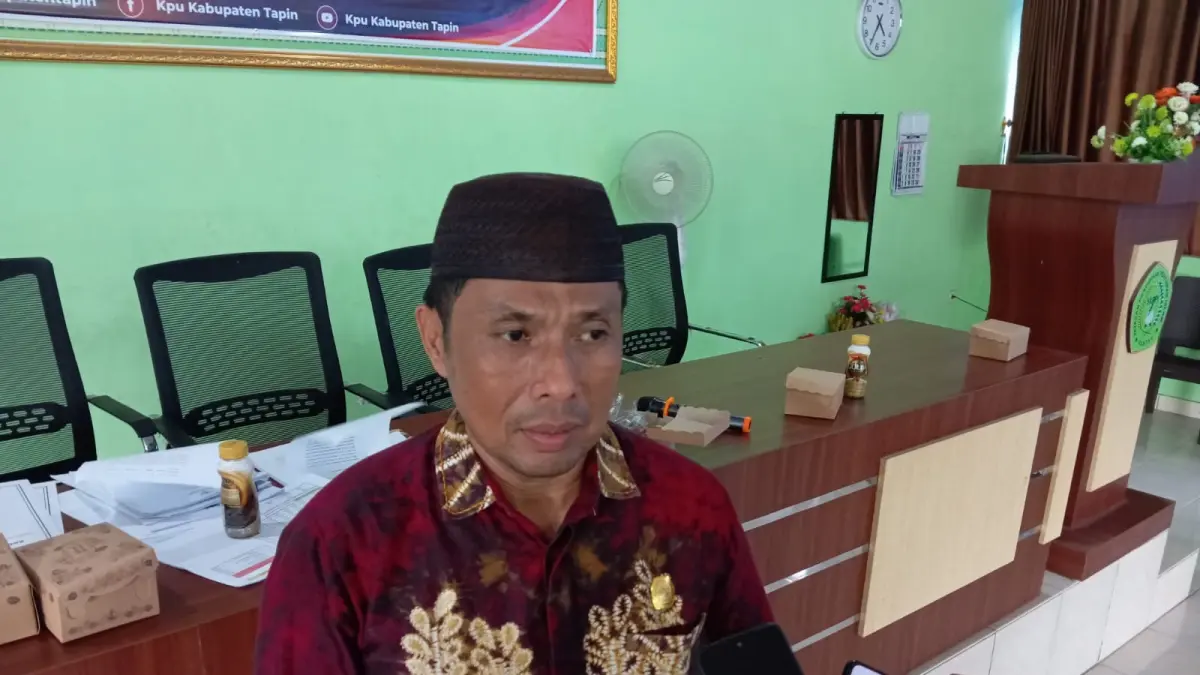Ketua KPU Tapin, Fakhrian Noor memberitahukan hasil rekapitulasi pemilih berkelanjutan triwulan II tahun 2026, jumlah pemilih Tapin didominasi milenial. (Dokumen Radar Banjarmasin)