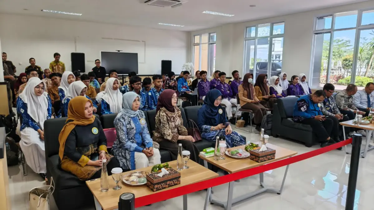 MENYIMAK: Puluhan pelajar mengikuti kegiatan Podcast Sharing Session yang digelar Kejaksaan Tinggi Kalimantan Selatan di Banjarbaru, Kamis (23/7).