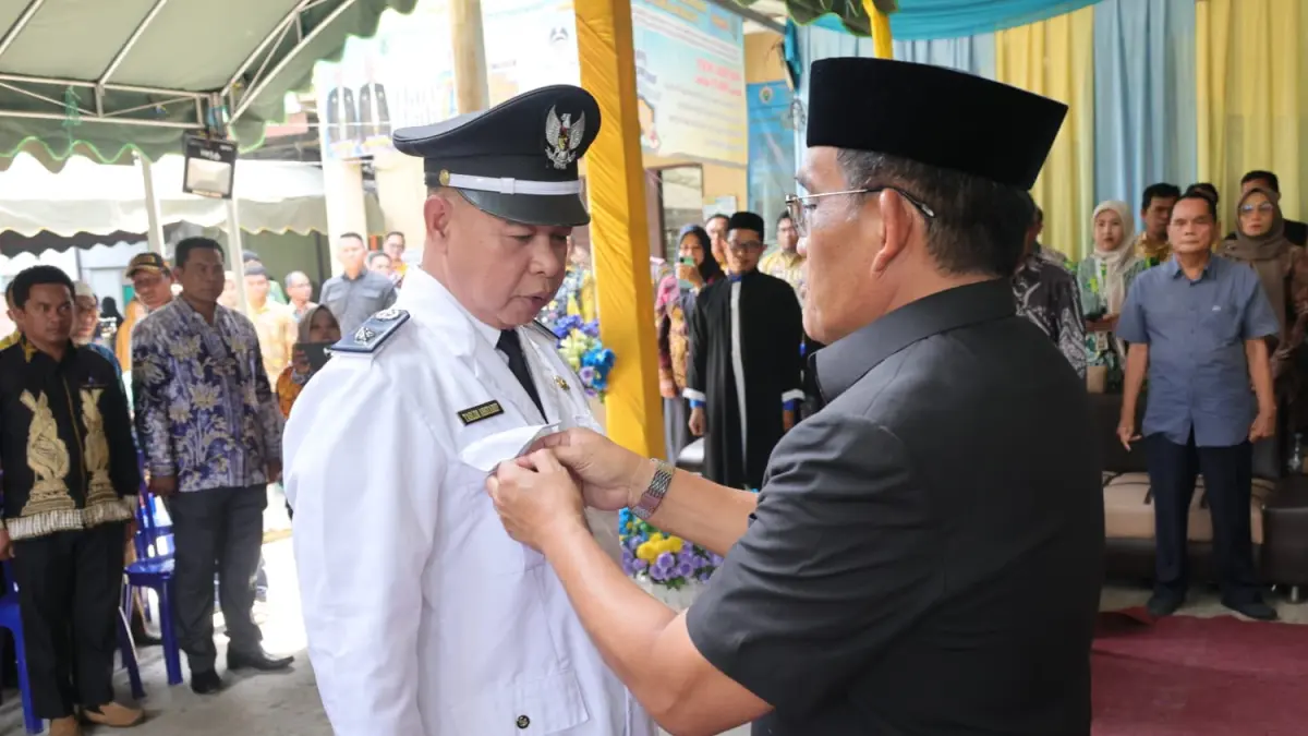 MOMEN: Bupati HSU H. Sahrujani melantik dan mengambil sumpah jabatan Taslim Anssyarif, sebagai Penjabat Kepala Desa Sungai Tabukan di Amuntai, Kamis (23/7/2026).