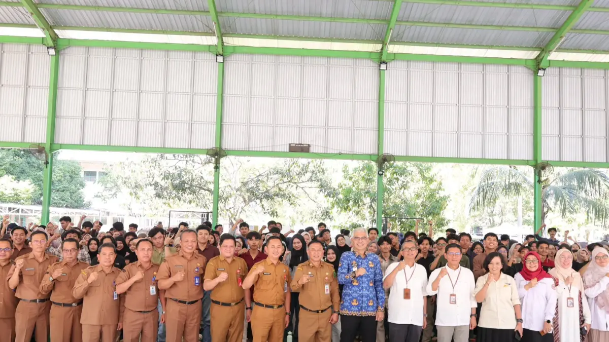 MOMEN: Wabup HSU, Hero Setiawan foto bersama dengan civitas akademika ULM dan jajaran dinas terkait usai paparkan visi Agrominapolitan HSU di hadapan mahasiswa ULM, Senin (20/7/2026).(Foto: Pemkab HSU)