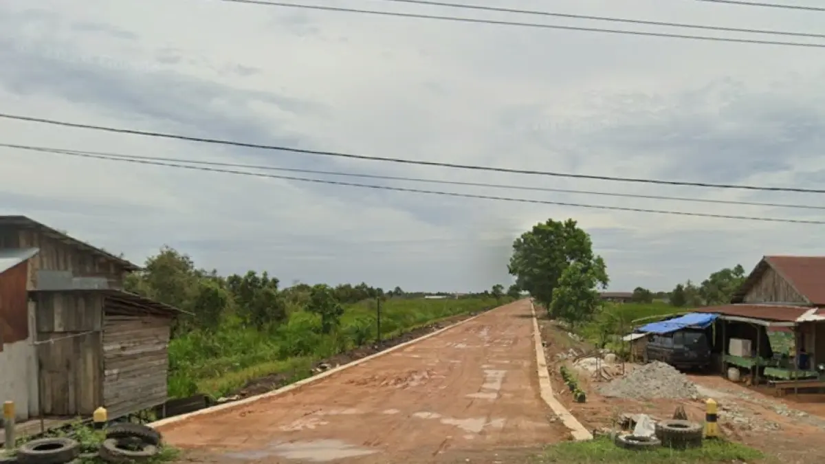 Pembangunan jalan tembus yang menghubungkan Desa Pandahan, Kecamatan Bati-Bati, dengan Desa Handil Birayang Atas, Kecamatan Bumi Makmur, Kabupaten Tanah Laut (Tala), kembali dilanjutkan tahun ini. (PUPR Tala)