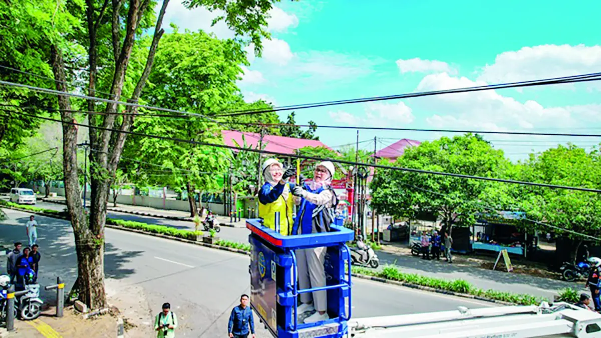 PENATAAN: Wali Kota Banjarbaru, Hj Erna Lisa Halaby saat memulai penataan kabel di sepanjang Jalan Panglima Batur.
(MC Banjarbaru untuk Radar Banjarmasin)