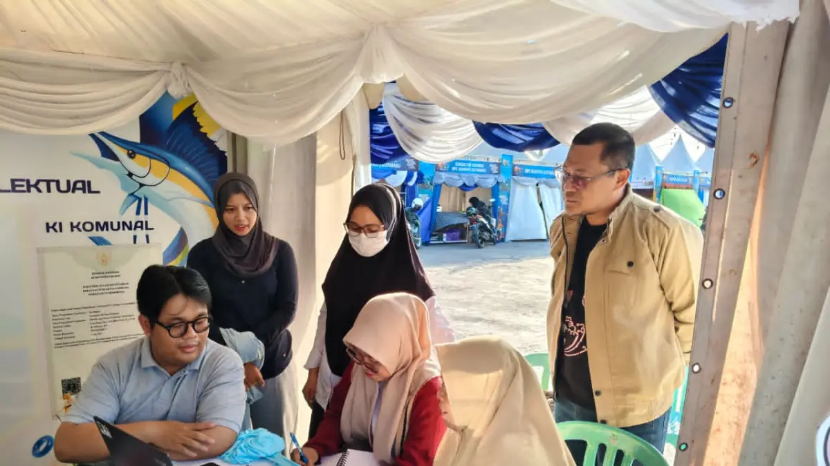 PENDAMPINGAN: Petugas Kanwil Kemenkum Kalsel memfasilitasi layanan kekayaan intelektual untuk masyarakat di Saijaan Expo 2026 di Kotabaru.(Foto: Humas Kanwil Kemenkum Kalsel) 