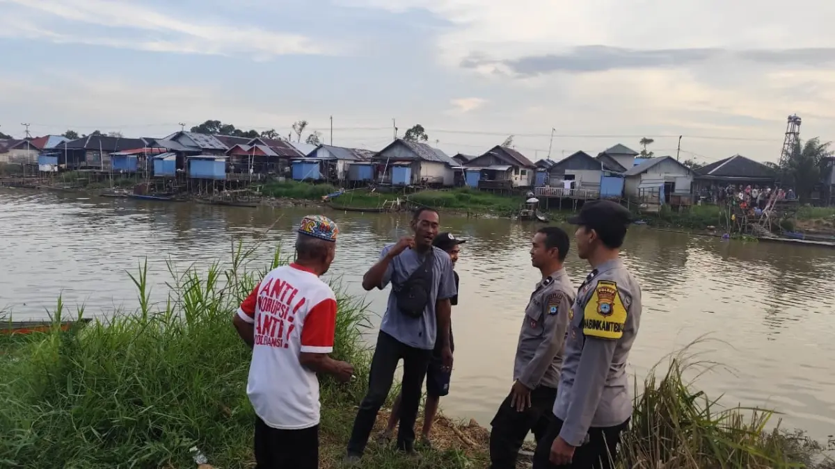 PENCARIAN KORBAN: Warga bersama petugas kepolisian menyisir Sungai Martapura untuk mencari Dillah (20), warga Desa Keliling Benteng Ulu, Kecamatan Martapura Barat, yang diduga tenggelam setelah menceburkan diri ke sungai, Selasa (21/7/2026). (GRUP EMERGENCY MARTAPURA)