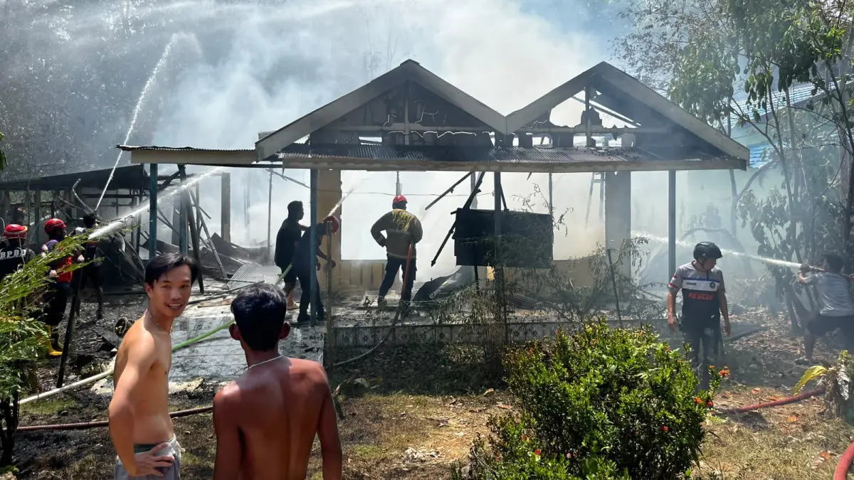 SEMPROT AIR: Petugas saat melakukan pemadaman kebakaran rumah warga di Desa Madang, Kecamatan Padang Batung pada Kamis (23/7/2026) siang.