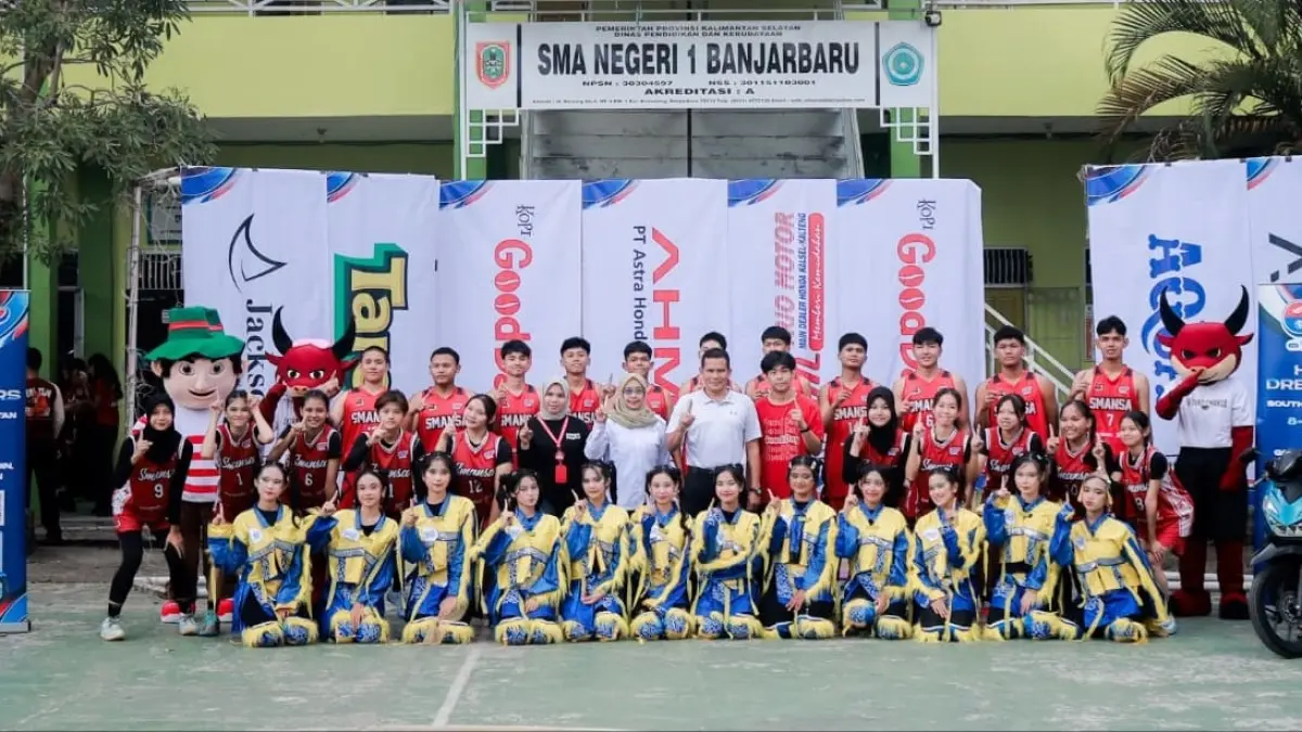 SMANSA BANJARBARU: Tim putra SMAN 1 Banjarbaru dan tim putri foto bersama Project Officer Honda DBL with Kopi Good Day 2026 South Kalimantan Dharma Putra dan tim saat sesi roadshow di SMAN 1 Banjarbaru, Rabu (22/7/2026).(M Idris Jian Sidik)