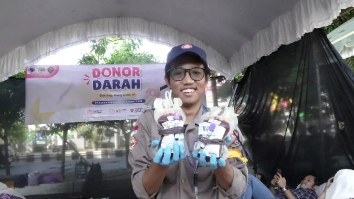 UNTUK KEMANUSIAAN: Petugas medis mengumpulkan kantong darah hasil donor untuk selanjutnya diproses dan disalurkan kepada pasien yang membutuhkan.