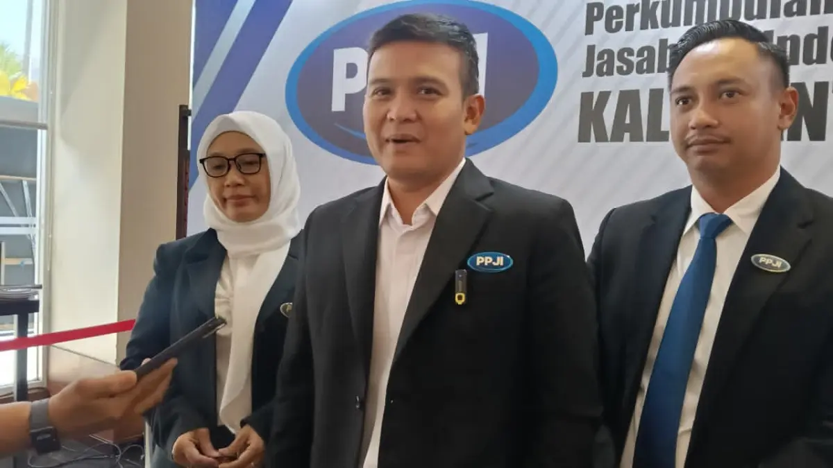 DUKUNG MBG: Ketua PPJI Kalsel Demisioner, Putra Qomaluddin (tengah) dan ketua PPJI Kalsel terpilih Akbar Utomo (kanan) saat diwawancara wartawan disela kegiatan Musda PPJI Kalsel di Rattan Inn Banjarmasin Jumat (24/7/2026).(Foto: Raudah Anisya/Radar Banjarmasin)&nbsp;