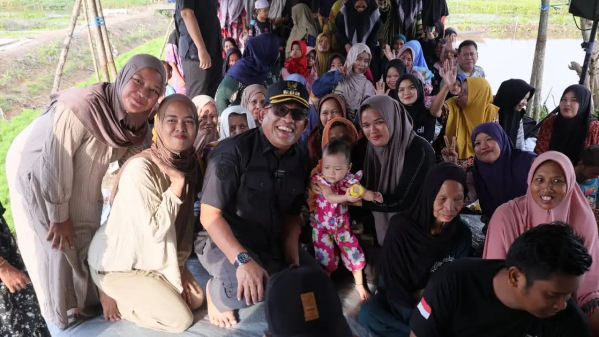 AKRAB: Bupati Kabupaten Hulu Sungai Utara (HSU), H Sahrujani berfoto bersama warga usai mengikuti kegiatan tanam padi bersama di Desa Manarap Hulu, Kecamatan Danau Panggang, Kamis (23/7/2026). (Foto: Pemkab HSU)&nbsp;