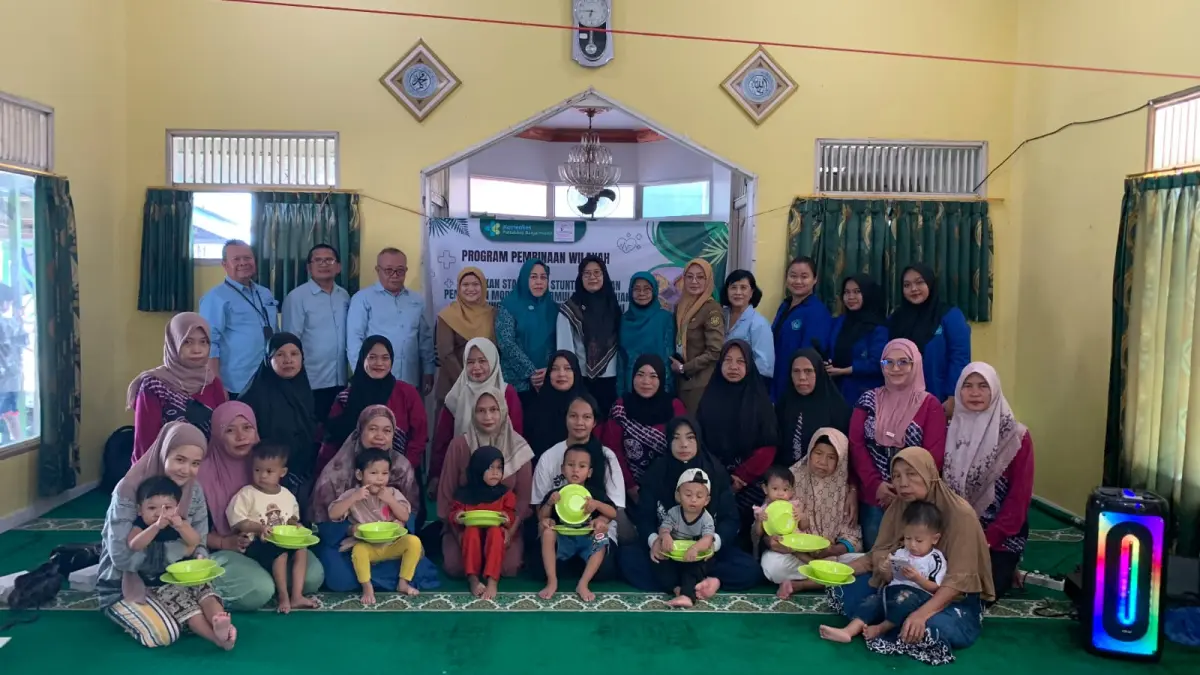 FOTO BERSAMA: Tim Pengabdian kepada Masyarakat Poltekkes Kemenkes Banjarmasin berfoto bersama kader Posyandu, tenaga gizi Puskesmas Sungai Bilu, Tim Penggerak PKK, serta ibu balita usai pelaksanaan edukasi dan pelatihan pembuatan formula ikan haruan di Kampung Hijau Sungai Bilu, Kota Banjarmasin.
