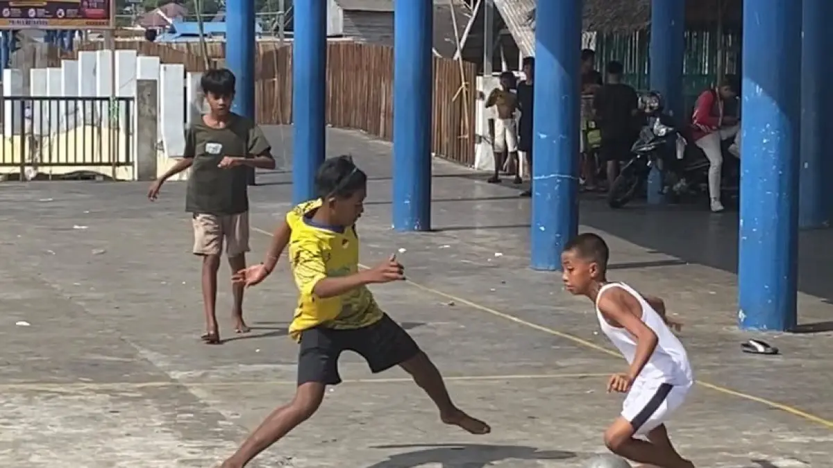 ASYIK: Anak-anak Suku Bajau di Desa Rampa Kotabaru asyik bermain bola plastik. (Foto: Jumain/ Radar Banjarmasin)&nbsp;