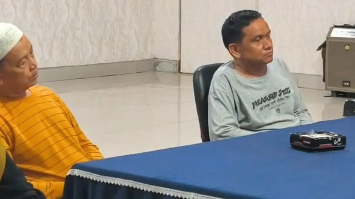 DIJANJIKAN: Kelompok lain jemaah umrah travel Hijaz Safar yang dikelola Suriadi (tengah) dijanjikan berangkat bulan Agustus.