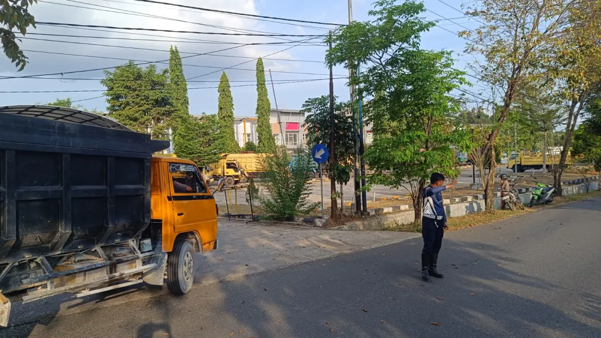 DIPINDAH: Dinas Perhubungan (Dishub) Kota Banjarbaru menetapkan kawasan Pasar Bauntung sebagai kantong parkir sementara antrean truk. (Sheilla /Radar Banjarmasin)&nbsp;