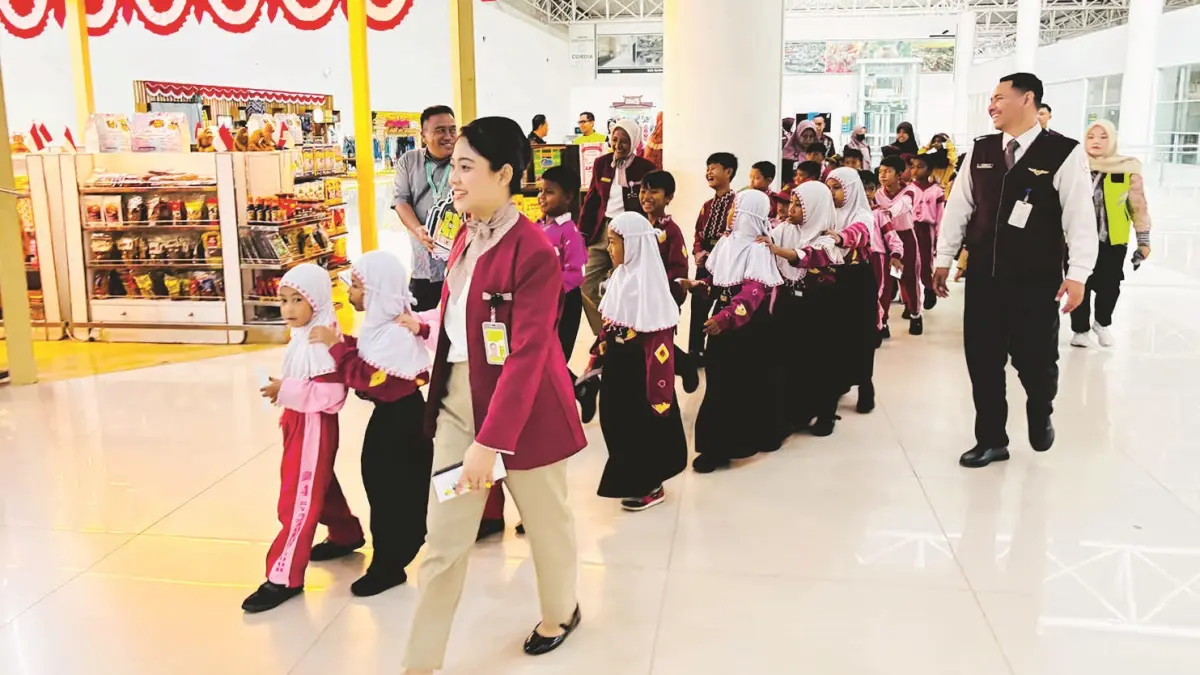 EDUKASI: Bandara Internasional Syamsudin Noor saat menggelar InJourney Community Care: Airports Kids EduCare untuk mendukung pendidikan dan kenalkan dunia kebandarudaraan.&nbsp;
(Foto: BANDARA INTERNASIONAL SYAMSUDIN NOOR)&nbsp;