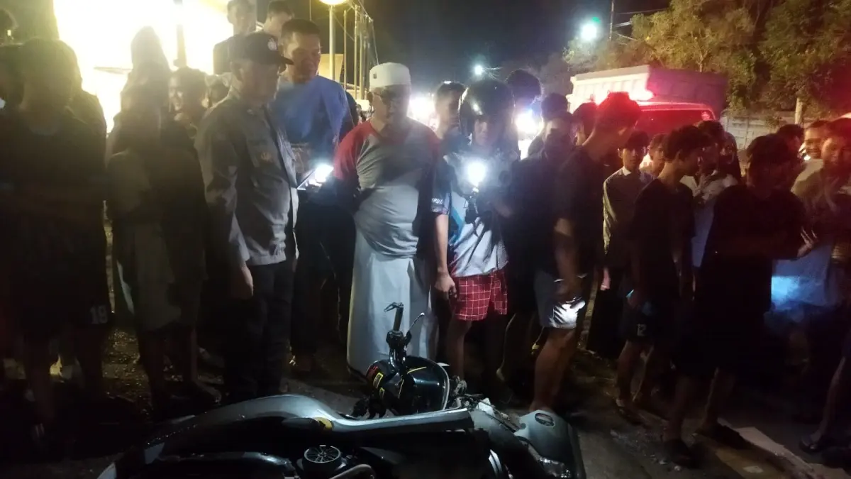 EVAKUASI : Personel Polsek Bati-Bati bersama relawan dan warga setempat melakukan evakuasi korban laka di Desa Liang Anggang, Kecamatan Bati-Bati, Rabu (22/7)