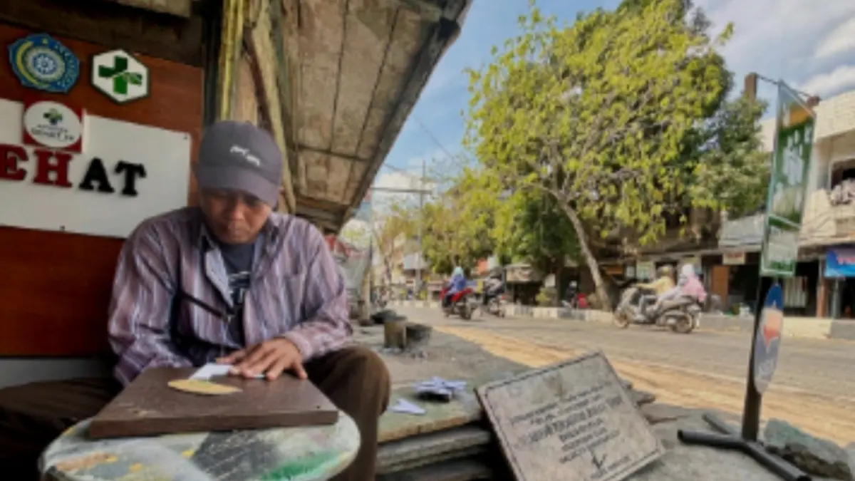 IKHLAS: Salah satu perajin material akrilik huruf 3D yang bekeja di sisi kiri, turunan Jembatan Dewi, Pal 1 Banjarmasin bakal terdampak proyek pelebaran jalan. (Zulvan Rahmatan/Radar Banjarmasin)