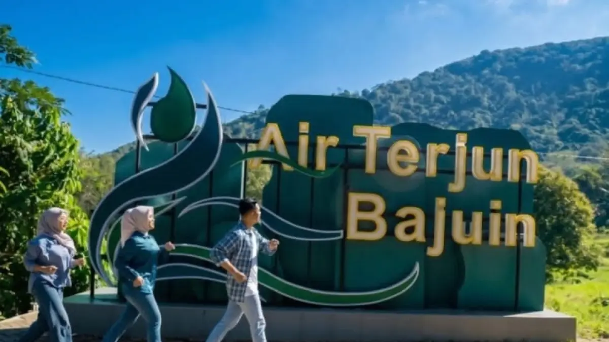 JALAN-JALAN: Bank Kalsel ajak eksplorasi wisata air terjun Bajuin.(Foto: Bank Kalsel)