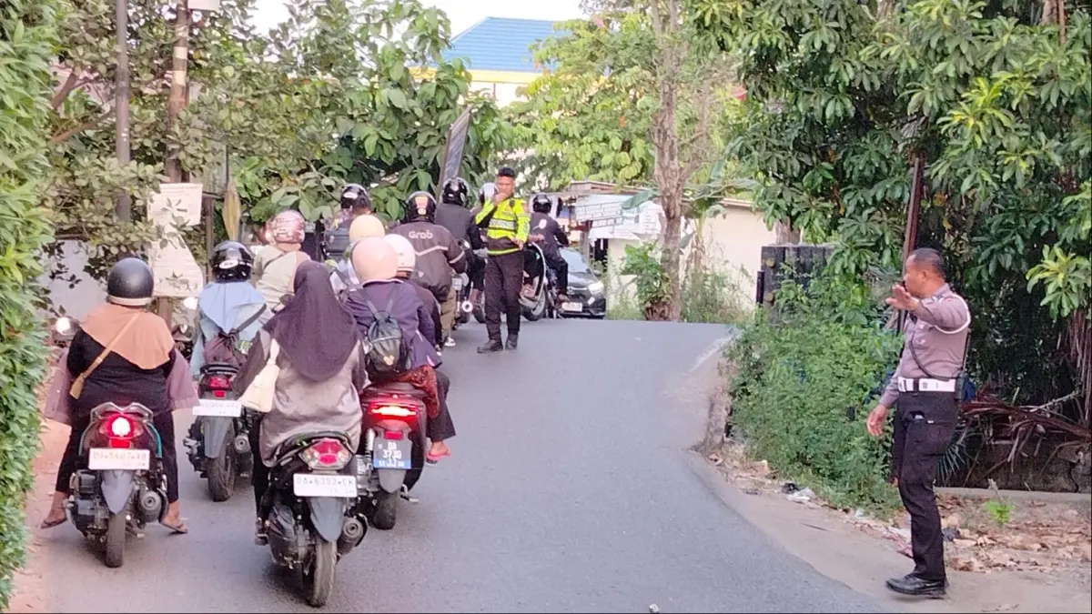 JALUR ALTERNATIF: Petugas Satlantas Polresta Banjarmasin dan Dishub Kota Banjarmasin mengatur kepadatan arus lalin persimpangan dan di jembatan Jalan Pembina IV Banjarmasin.